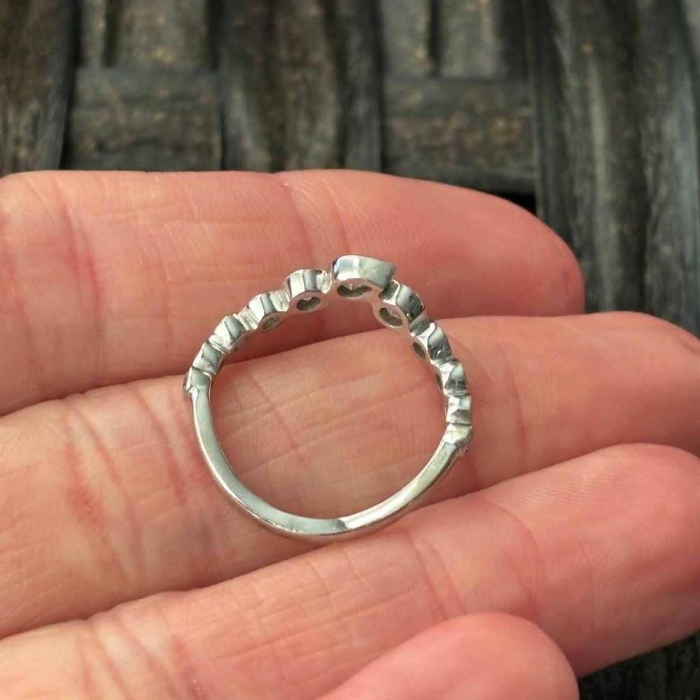 10k gold moissanite wave ring - Picture 11 of 12